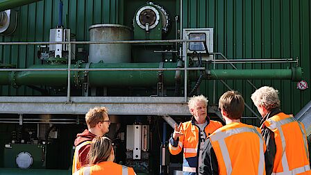 Grondstofcoaches en medewerker van Meerlanden bij de vergistingsmachine voor gft-e.