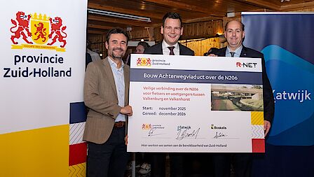 V.l.n.r. Arno van Schaik (Boskalis), wethouder Gerard Mostert en Frederik Zevenbergen (gedeputeerde Provincie Zuid-Holland)